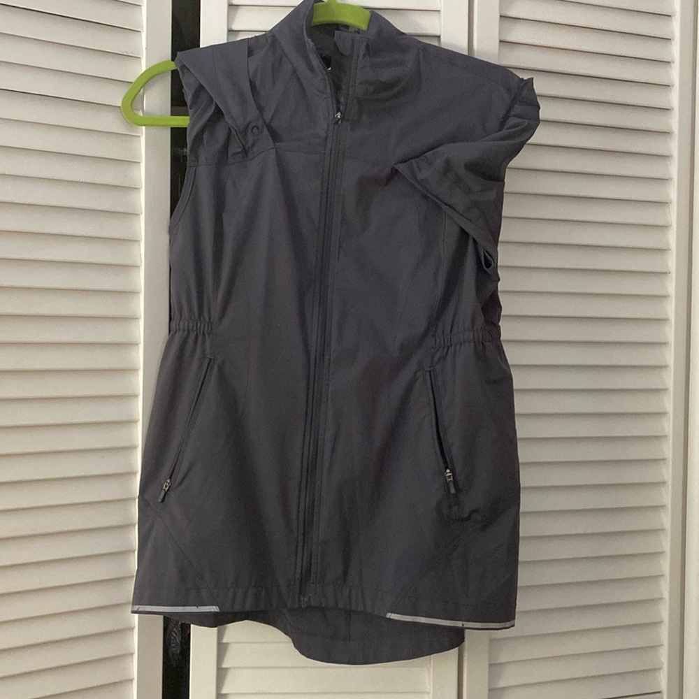 Lululemon sleeveless gray windbreaker
